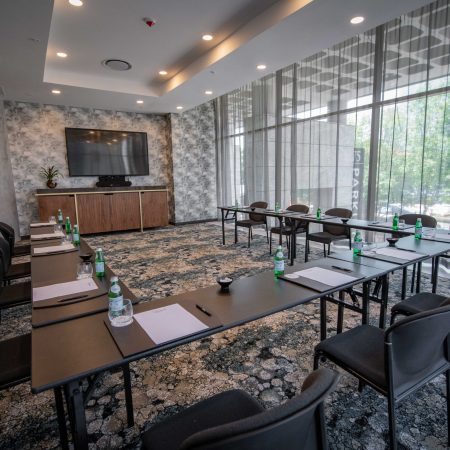 Leonardo_Conferencing_Claudia 1_U Shape Room Set Up (7)